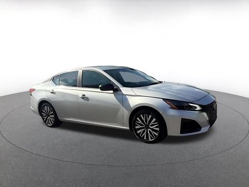 Used 2025 Nissan Altima 2.5 SV FWD image 2