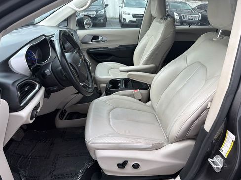 Used 2018 Chrysler Pacifica Touring-L image 12