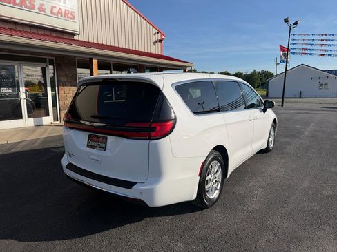Used 2023 Chrysler Pacifica Touring-L FWD image 4