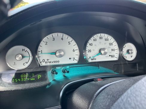 Used 2005 Ford Thunderbird image 30