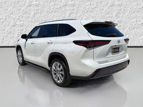 Used 2024 Toyota Highlander Limited FWD image 5