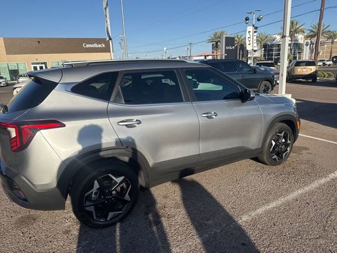 Used 2025 Kia Seltos EX FWD image 7