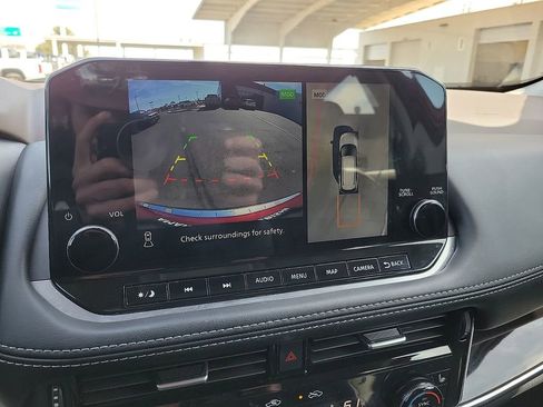 Used 2023 Nissan Rogue SL w/ SL Premium Package image 12