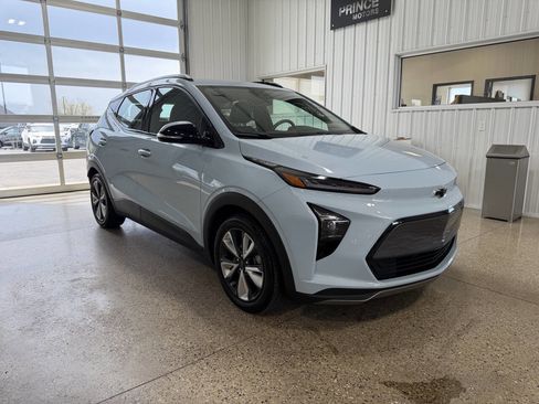 Used 2022 Chevrolet Bolt EUV LT w/ Convenience Package image 8