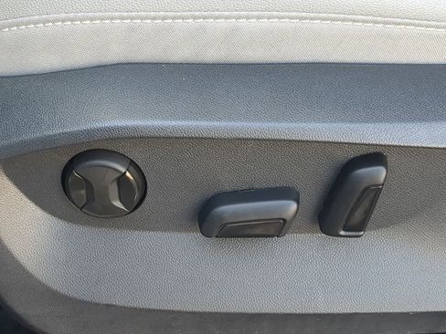 Used 2024 Volkswagen Taos SE image 17