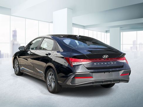 Used 2024 Hyundai Elantra SEL FWD image 3