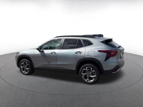 Used 2025 Chevrolet Trax LT FWD image 9