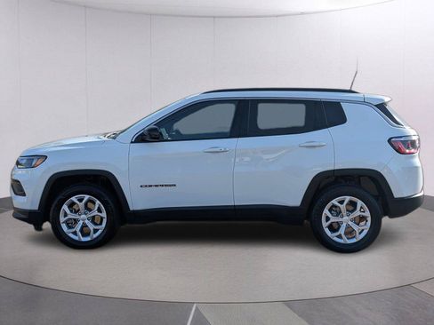 Used 2024 Jeep Compass Latitude AWD/4WD image 2