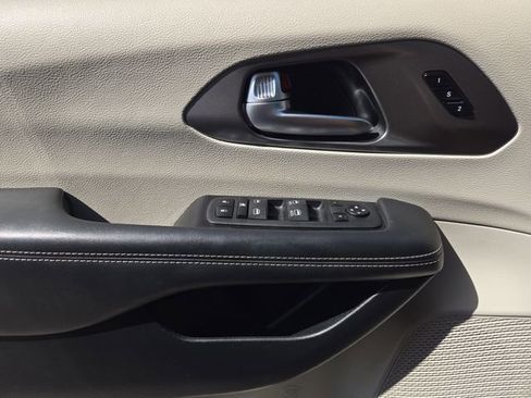 Used 2023 Chrysler Pacifica Touring-L FWD image 24