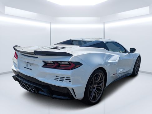 Used 2024 Chevrolet Corvette Z06 RWD image 3