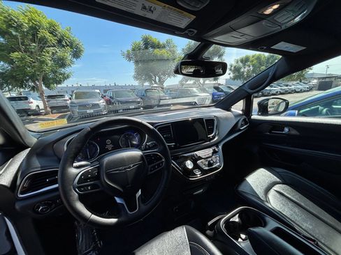 Used 2025 Chrysler Pacifica Select FWD image 35