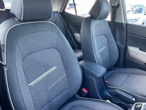 Used 2023 Hyundai Venue Limited FWD image 10