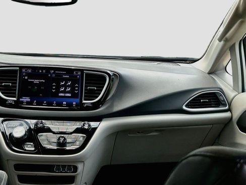 Used 2024 Chrysler Pacifica Touring-L FWD image 20