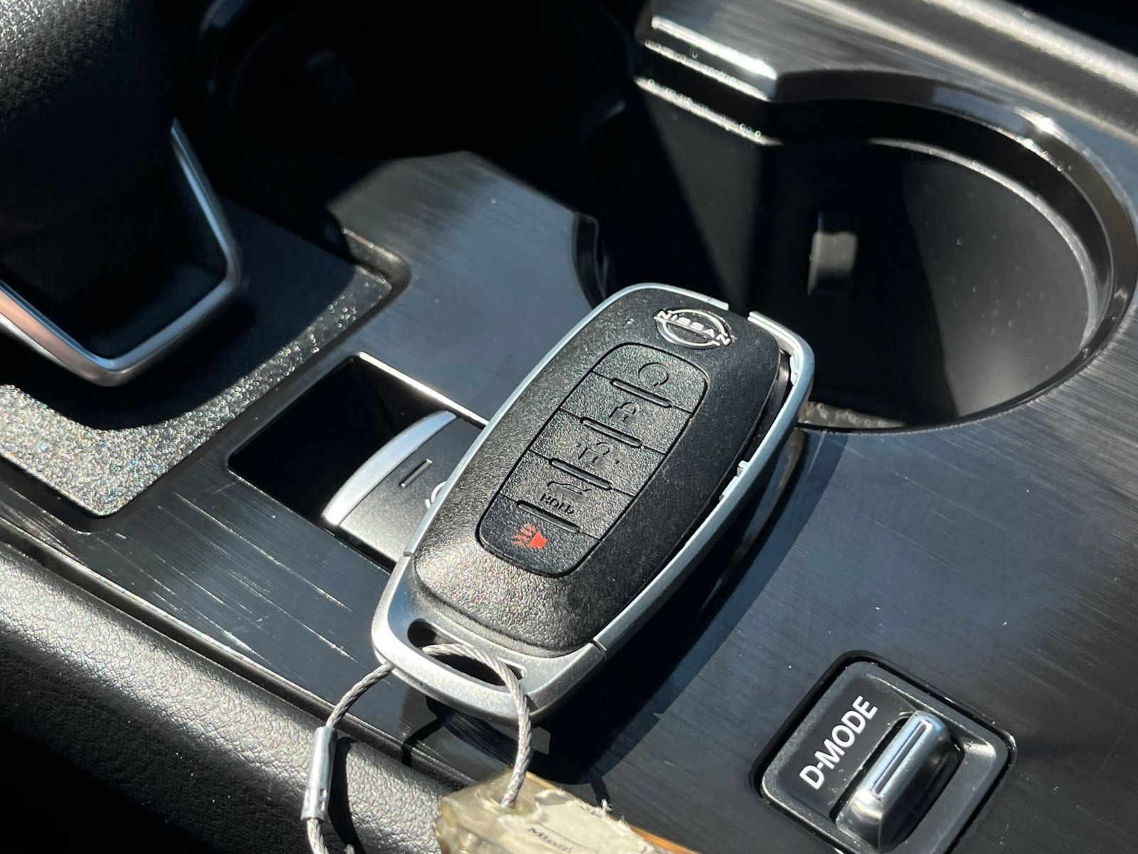 Used 2025 Nissan Rogue SV FWD image 26