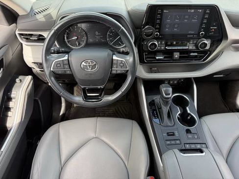 Used 2021 Toyota Highlander XLE AWD/4WD image 13