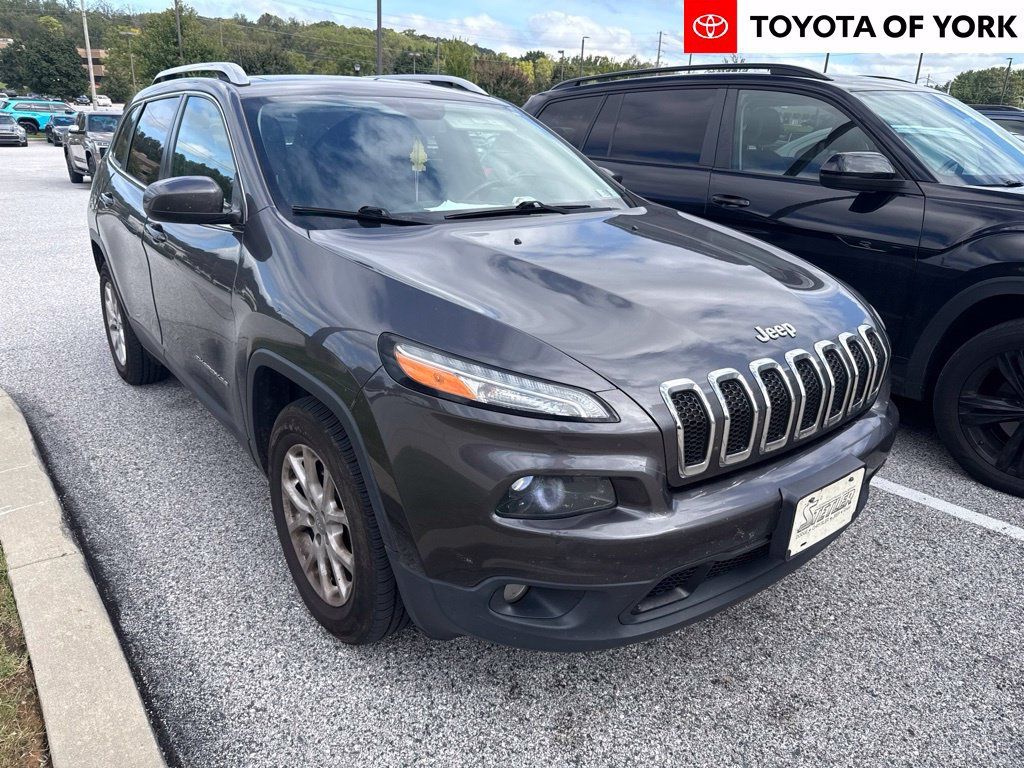 Used 2018 Jeep Cherokee Latitude Plus w/ Comfort/Convenience Group AWD/4WD image 1