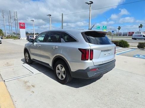 Used 2022 Kia Sorento LX image 7