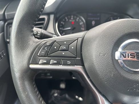 Used 2018 Nissan Rogue SV w/ Premium Package FWD image 24