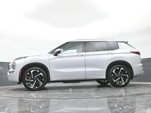 Used 2024 Mitsubishi Outlander SEL AWD/4WD image 44