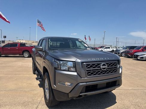 Used 2022 Nissan Frontier SV AWD/4WD image 2