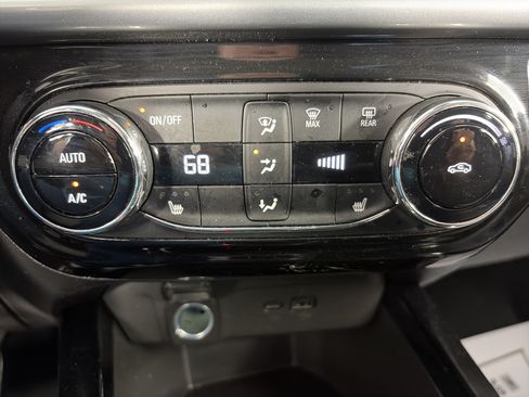 Used 2025 Chevrolet Trax LT w/ LT Convenience Package FWD image 18