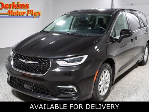 Used 2023 Chrysler Pacifica Touring-L FWD image 1