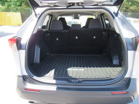 Used 2021 Toyota RAV4 XLE FWD image 16
