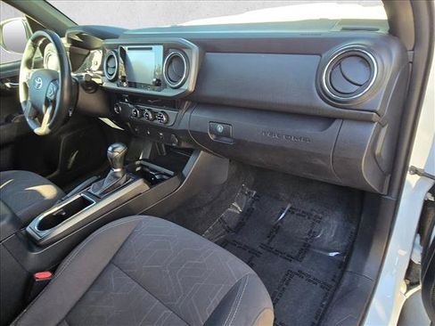 Used 2017 Toyota Tacoma TRD Sport image 18