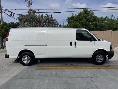 Used 2020 Chevrolet Express 3500 Extended w/ Driver Convenience Package RWD image 4