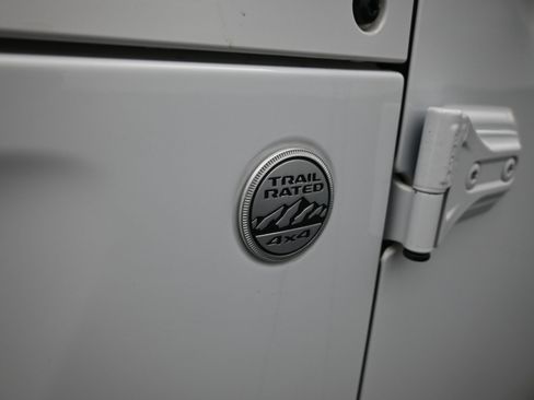 Used 2019 Jeep Wrangler Unlimited Sahara image 12