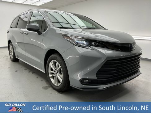 Used 2022 Toyota Sienna XLE Woodland Edition image 3