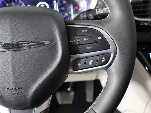 Used 2024 Chrysler Pacifica Touring-L image 42