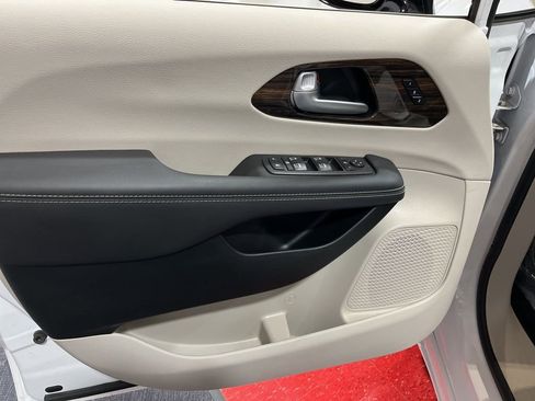 Used 2024 Chrysler Pacifica Limited w/ Trailer Tow Group image 21