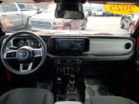 Used 2025 Jeep Wrangler Sahara w/ Safety Group image 17