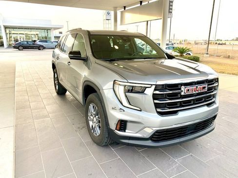 Used 2025 GMC Acadia Elevation image 3