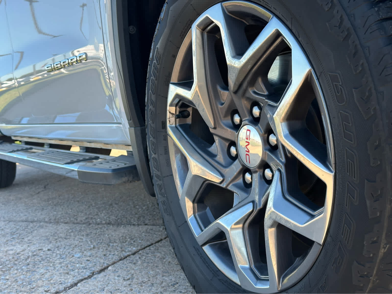 Used 2025 GMC Sierra 1500 SLT w/ SLT Premium Package AWD/4WD image 5