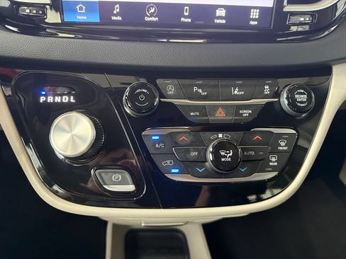 Used 2024 Chrysler Pacifica Touring-L FWD image 15