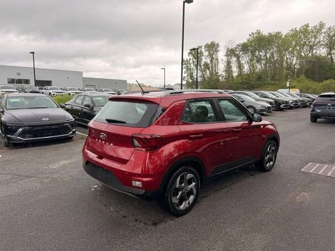 Used 2023 Hyundai Venue Limited FWD image 2