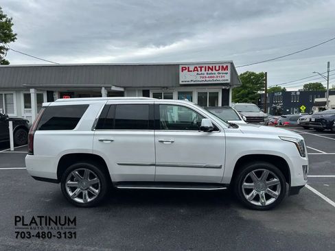 Used 2018 Cadillac Escalade Luxury AWD/4WD image 2