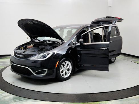 Used 2017 Chrysler Pacifica Touring Plus w/ Tire & Wheel Group FWD image 9