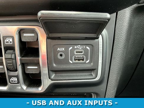 Used 2023 Jeep Gladiator Overland w/ Cold Weather Group AWD/4WD image 17