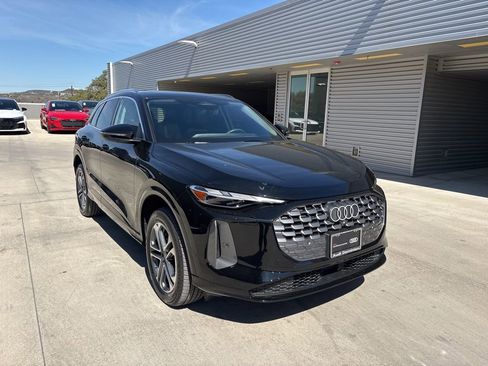 Used 2025 Audi Q5 Premium w/ Convenience Package image 3