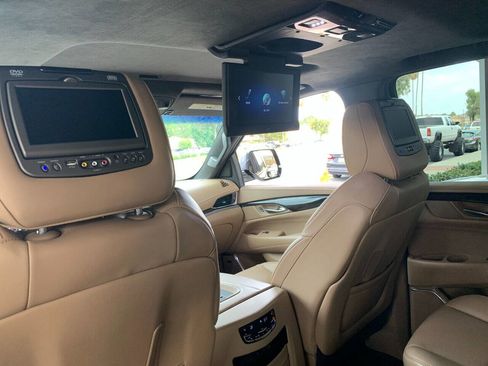 Used 2018 Cadillac Escalade Platinum RWD image 26