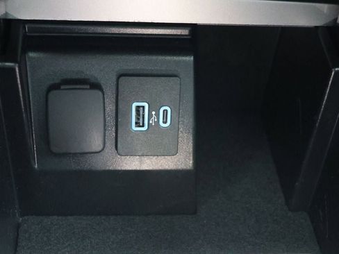 Used 2022 Ford Explorer XLT w/ Equipment Group 202A image 27