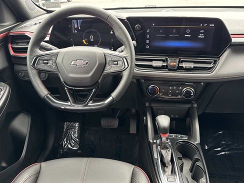 Used 2025 Chevrolet TrailBlazer RS w/ Driver Confidence Package image 2