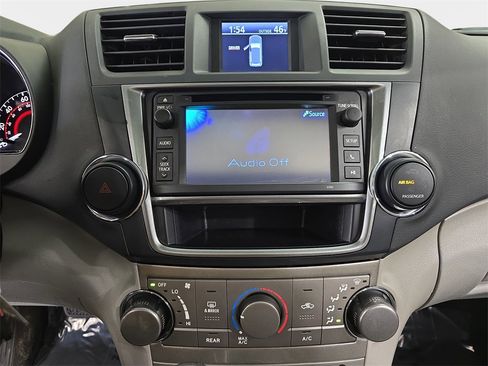 Used 2013 Toyota Highlander SE image 23