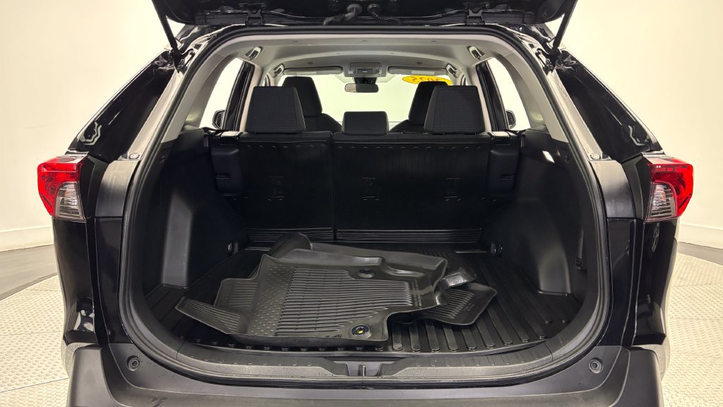 Certified 2025 Toyota RAV4 LE FWD image 33