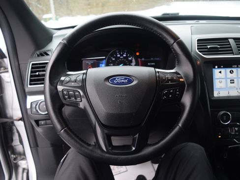 Used 2017 Ford Explorer XLT w/ Equipment Group 201A image 5