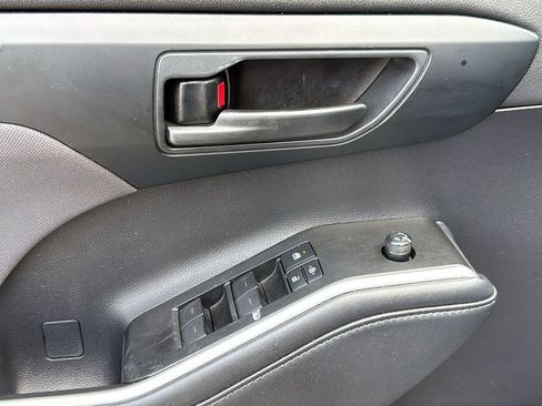 Used 2021 Toyota Highlander LE AWD/4WD image 13