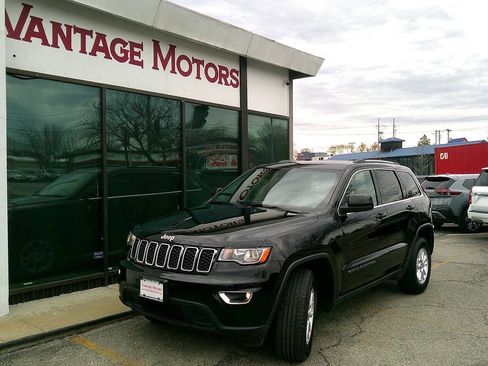 Used 2020 Jeep Grand Cherokee Laredo image 1